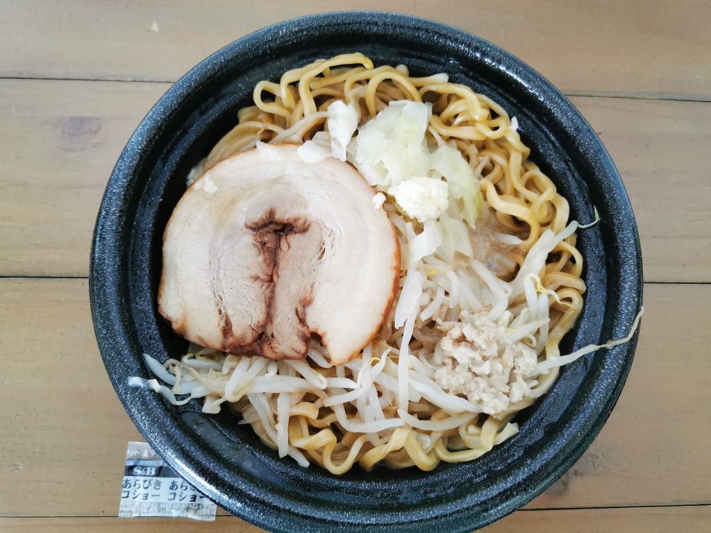 ローソンのニンニク入れてます満腹濃厚豚ラーメン
