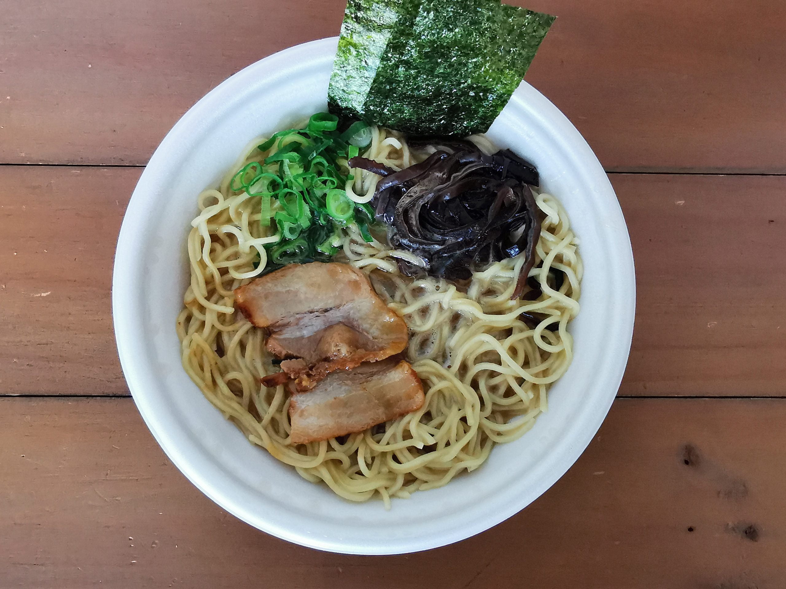 ローソンの一双監修博多豚骨ラーメン