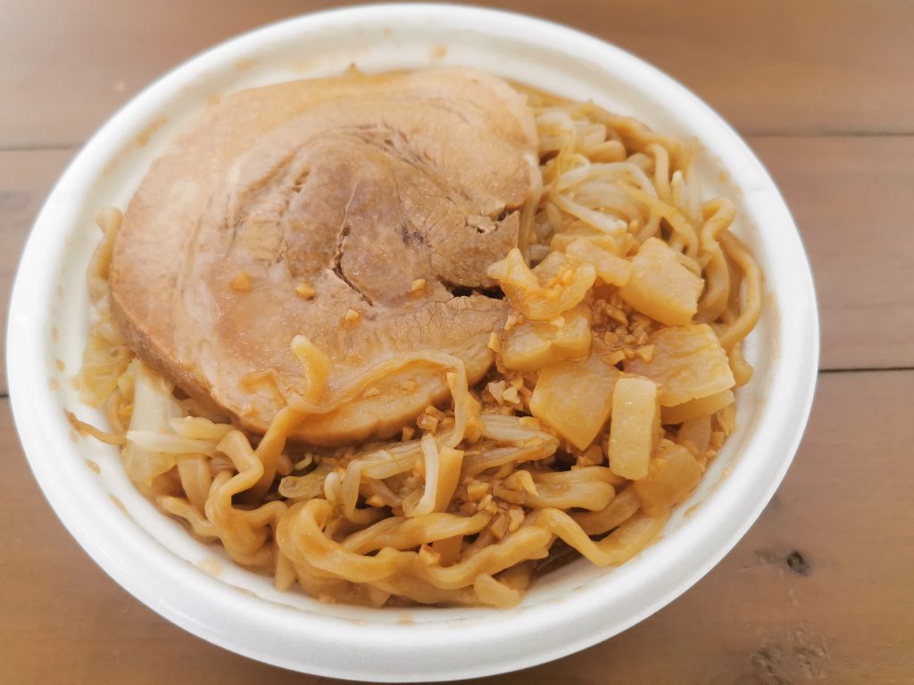 セブンイレブンの「デカ豚ラーメン」