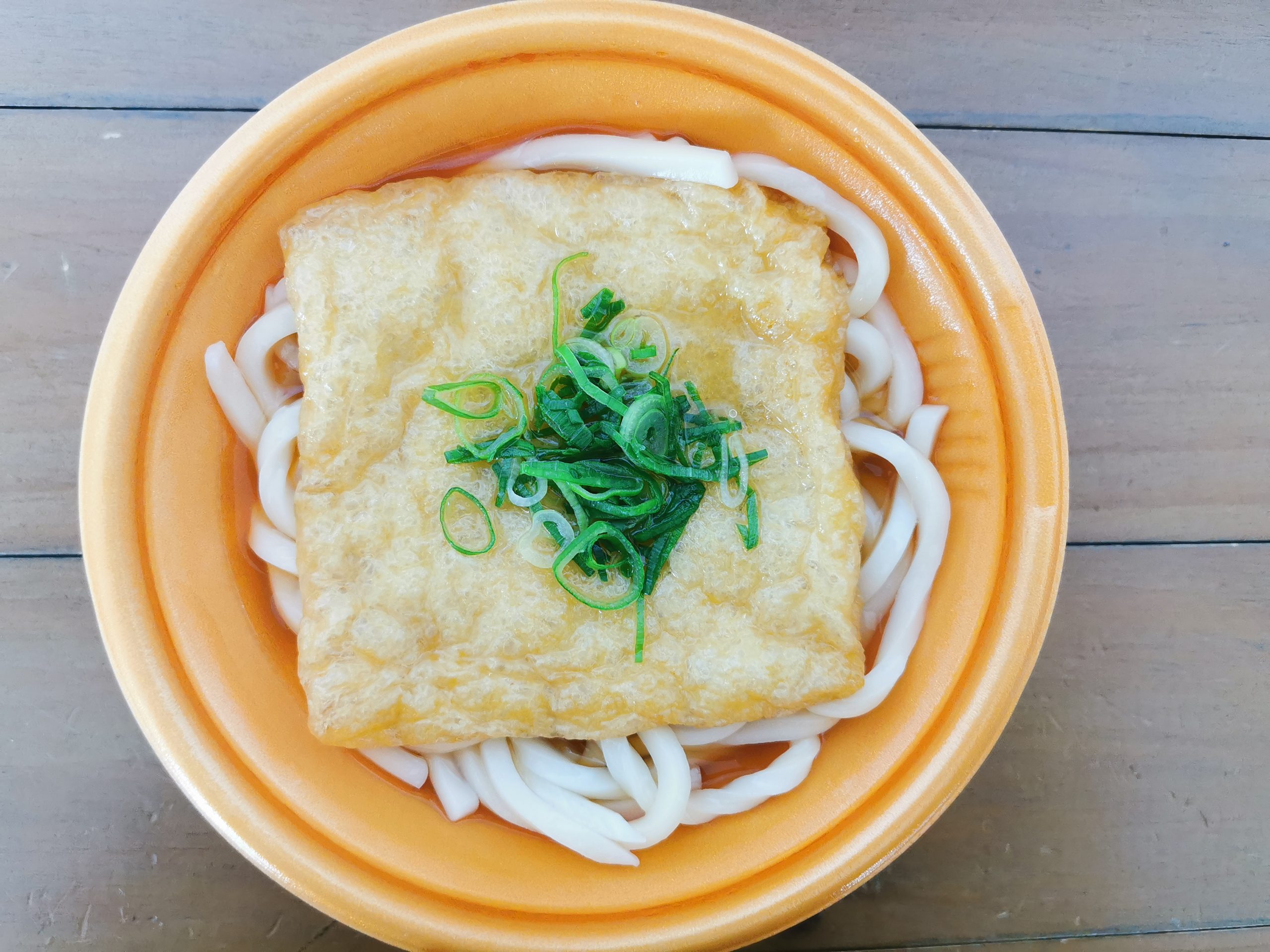 ファミリーマートのこだわりだしのきつねうどん